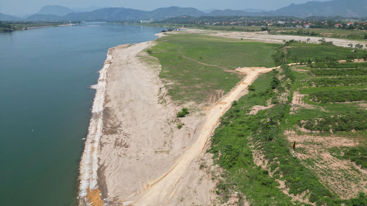 Ghi nhận của phóng viên, bờ kè có chiều dài hàng trăm mét, được đổ đá kiên cố. Ảnh: Ngô Hùng