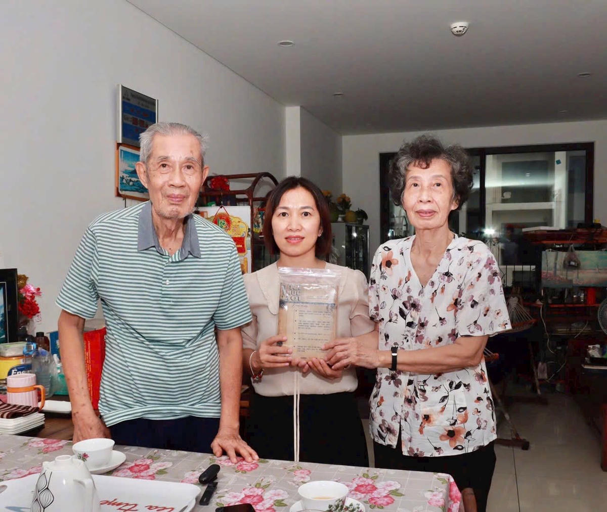bà Từ Thanh Mỹ cùng chồng trao tặng kỷ vật cho Bảo tàng Mặt trận Tổ quốc Việt Nam