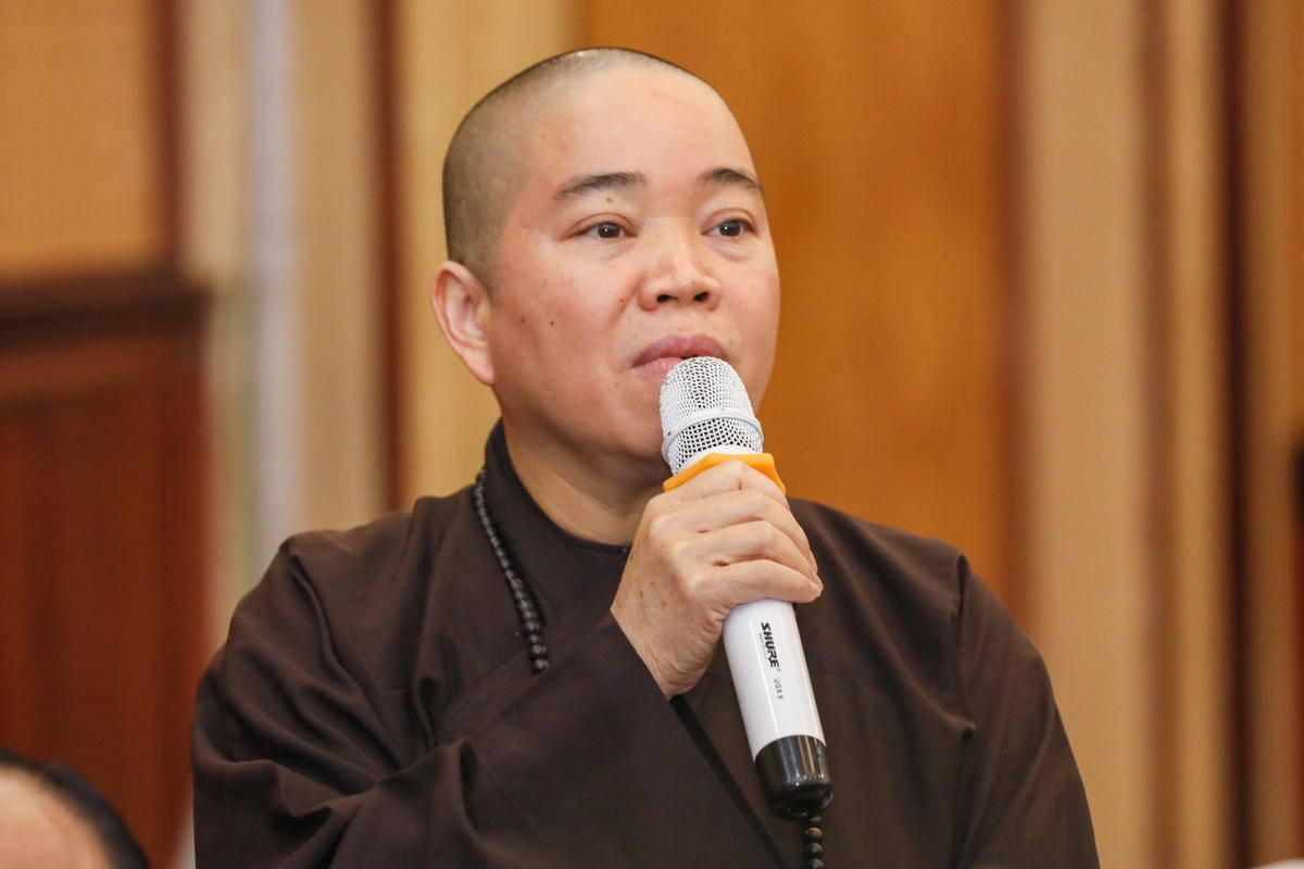 Sư cô Thích Tâm Trí phát biểu tại hội nghị. Ảnh (Quang Vinh).