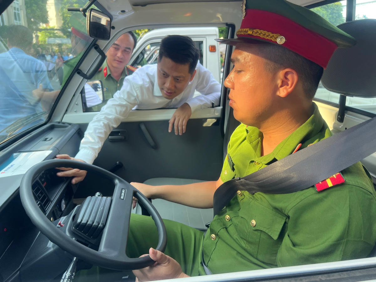 sau Công an huyện Đông Anh, đây là đơn vị thứ 2 được Ngân hàng trao tặng xe ô tô tải để phục vụ công tác.