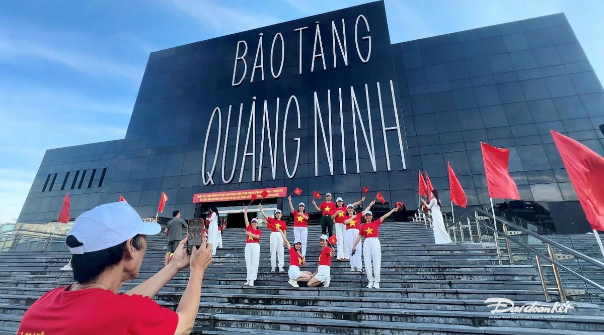 Nhiều người dân đến Bảo tàng Quảng Ninh để chụp ảnh chào mừng kỷ niệm 80 năm Quốc khánh 2/9. Ảnh: Ngọc Anh.