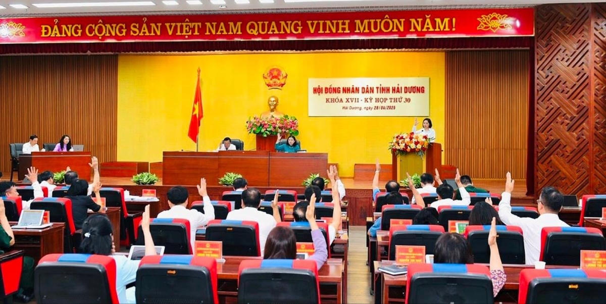 Các đại biểu HĐND tỉnh biểu quyết thông qua chủ trương sắp xếp đơn vị hành chính cấp tỉnh, cấp xã. Ảnh: CTV. 