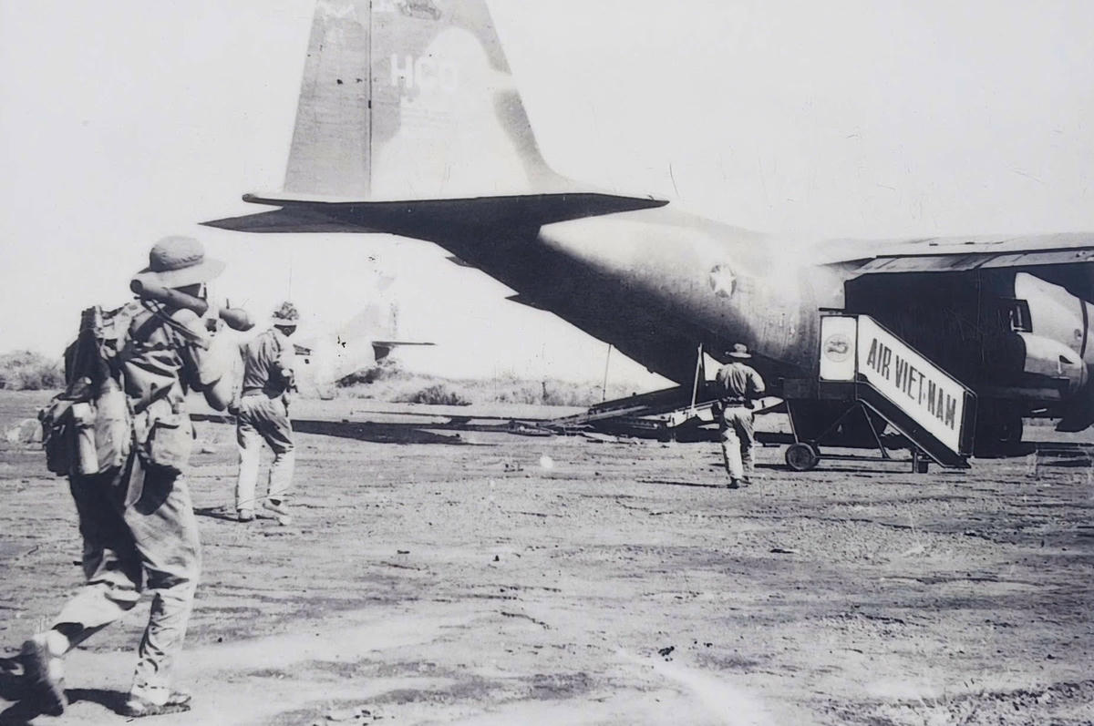 Chiến trường1.Được chi viện và yểm trợ của lực lượng phòng không Trung đoàn 71 bộ binh xung phong tấn công đánh chiếm sân bay Bà Rá, ngày 31121974. (Ảnh Tư liệu Quân đoàn 4 cung cấp).