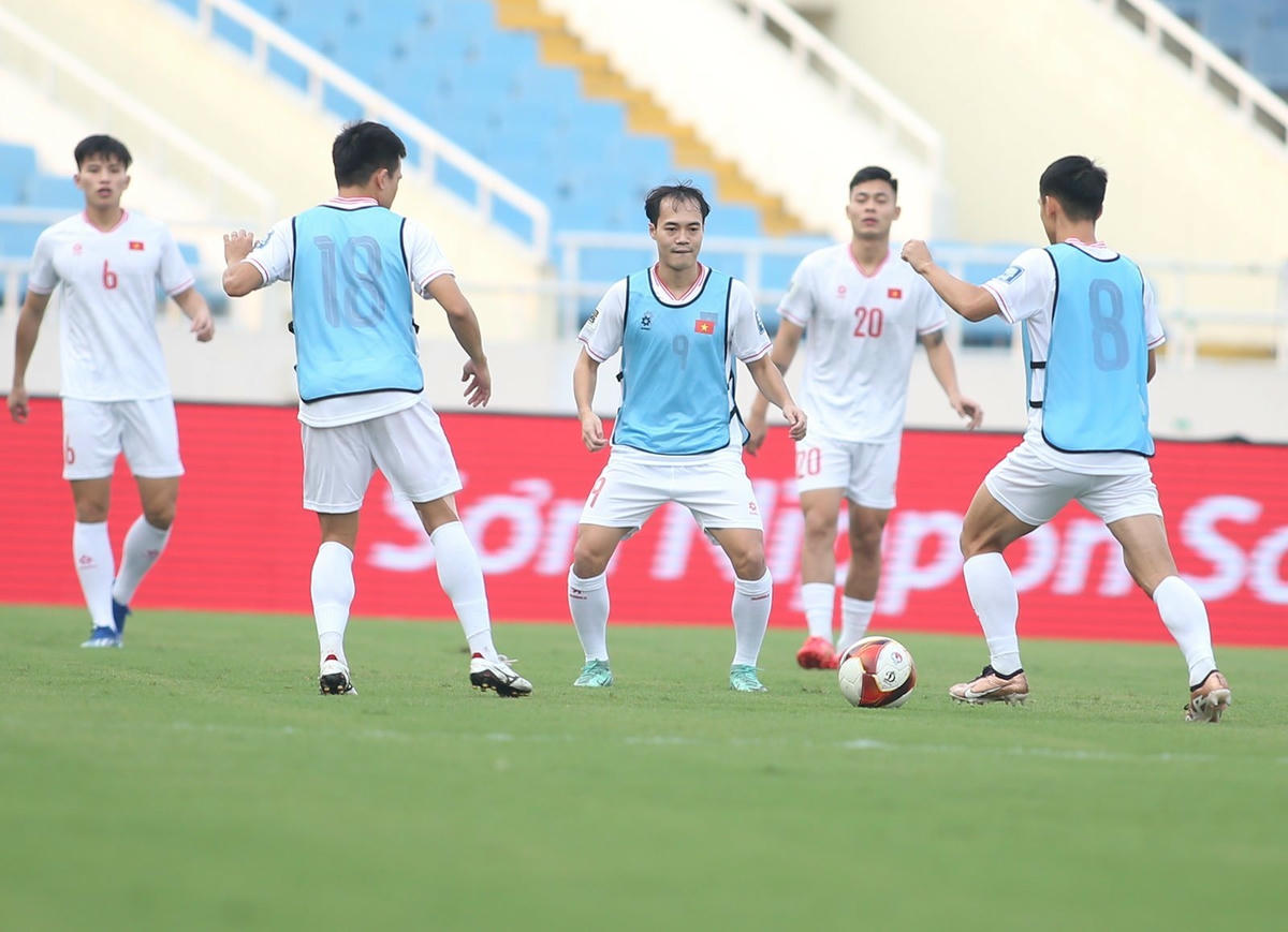 HLV Troussier nhiều lần gây bất ngờ với đội hình chính được ông sử dụng Ảnh: SN