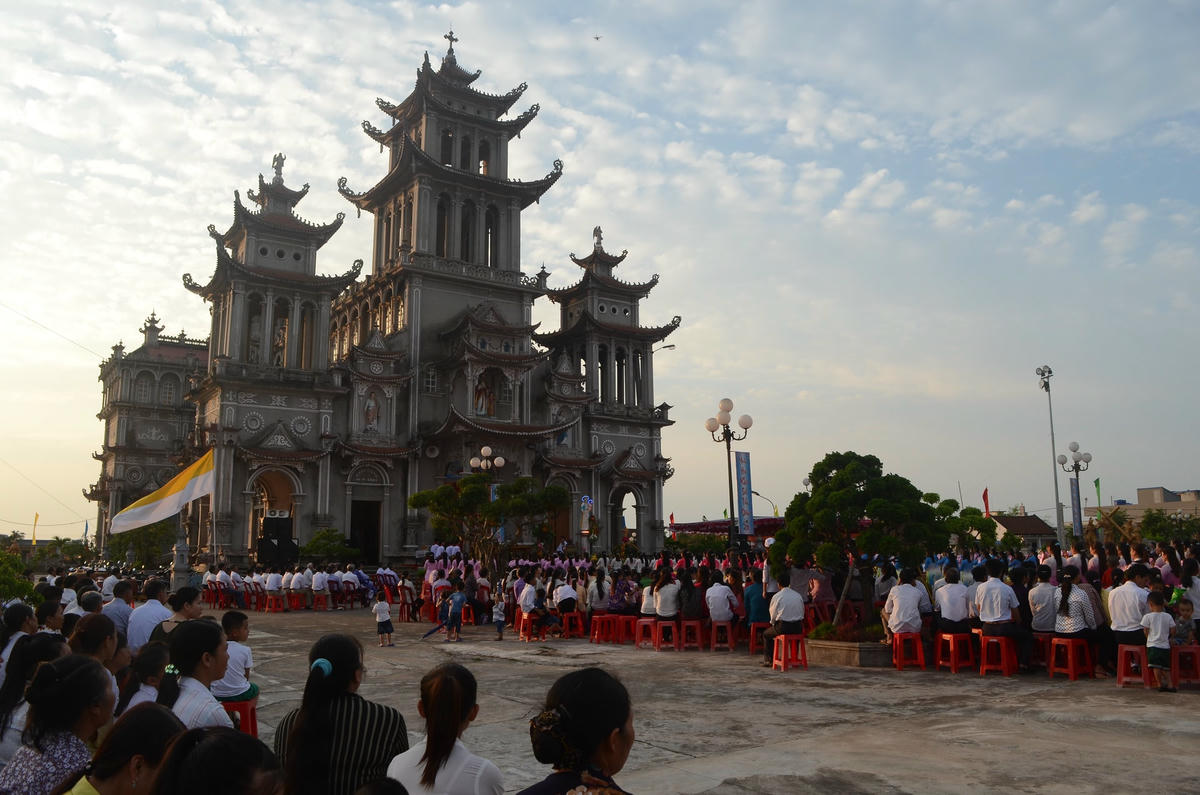 Tỉnh Nam Định có rất đông đồng bào theo đạo Công giáo. Đồng bào luôn duy trì thực hiện hiệu quả các phong trào thi đua yêu nước, trong đó có các phong trào xây dựng “Xứ họ đạo tiên tiến, gia đình giáo dân gương mẫu”, “Đẹp xóm làng, đẹp xứ họ, đẹp nhà cửa, đẹp ruộng đồng”