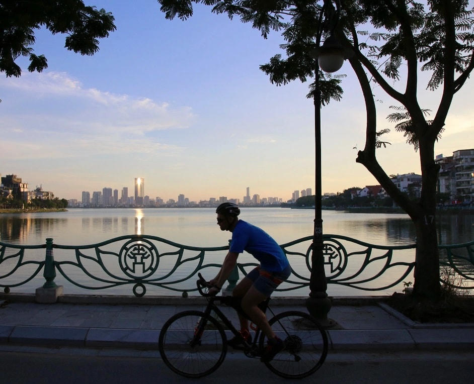 Hồ Tây là một thắng cảnh đẹp, mang trong lòng bề dày lịch sử, truyền thuyết và rất nhiều tên gọi: Đầm Xác Cáo, Hồ Kim Ngưu, Lãng Bạc, Dâm Đàm, Đoài Hồ.