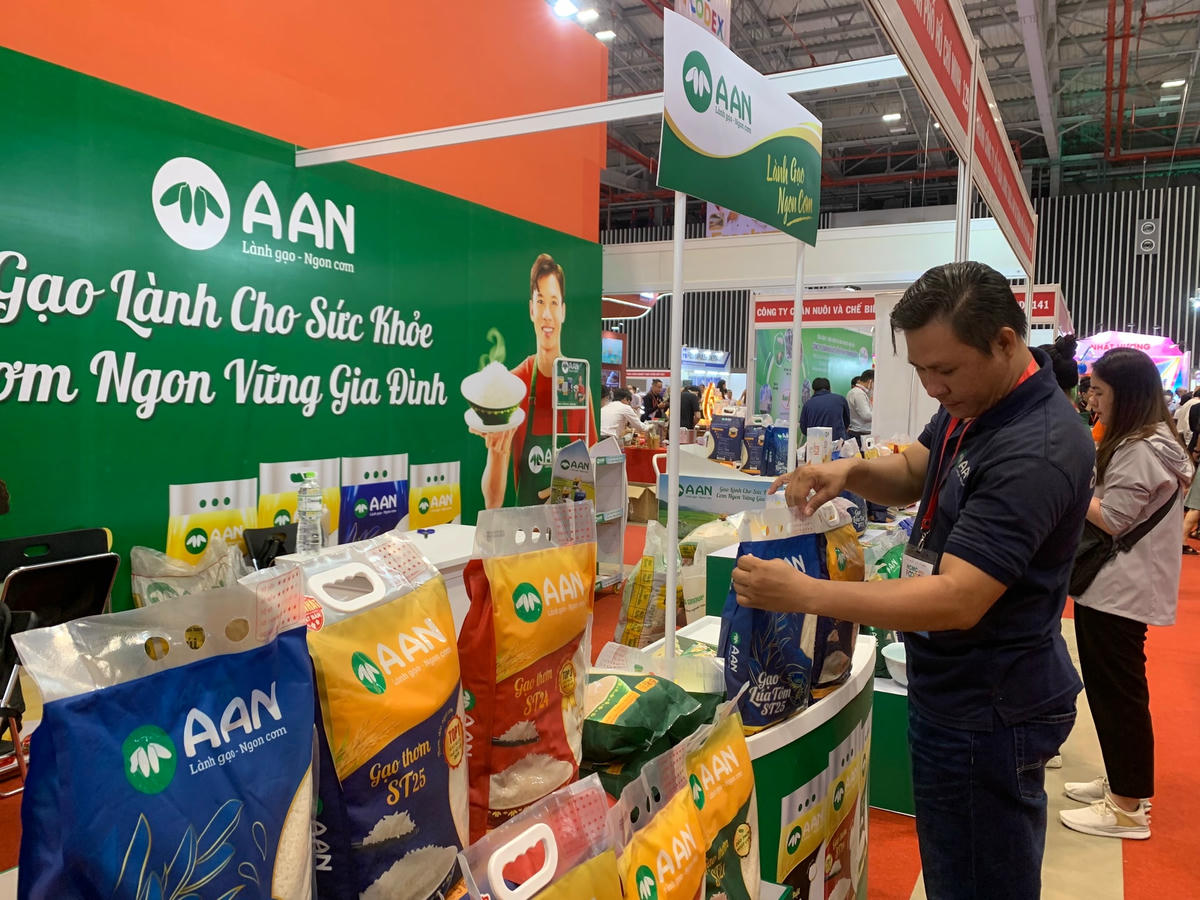 Nhiều mặt hàng lương thực thực phẩm tham gia hội chợ.