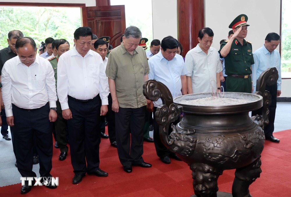 Chủ tịch nước Tô Lâm và các đại biểu tưởng niệm Đại tướng Võ Nguyên Giáp tại Khu Di tích Quốc gia đặc biệt rừng Trần Hưng Đạo. (Ảnh: Nhan Sáng/TTXVN) ttxvn_to_lam_4.jpg