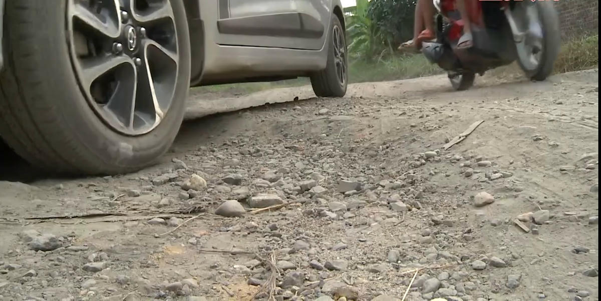 Khiến con đường nhanh chóng bị xuống cấp, ảnh hưởng lớn đến đời sống người dân. Ảnh: Tuấn Trung