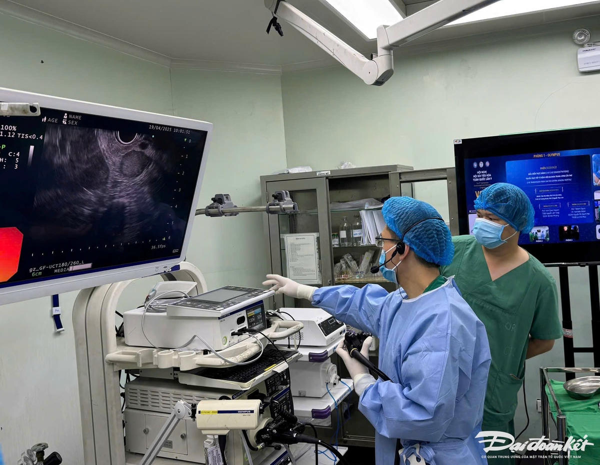Các chuyên gia thực hiện nội soi tại BVĐKTWCT