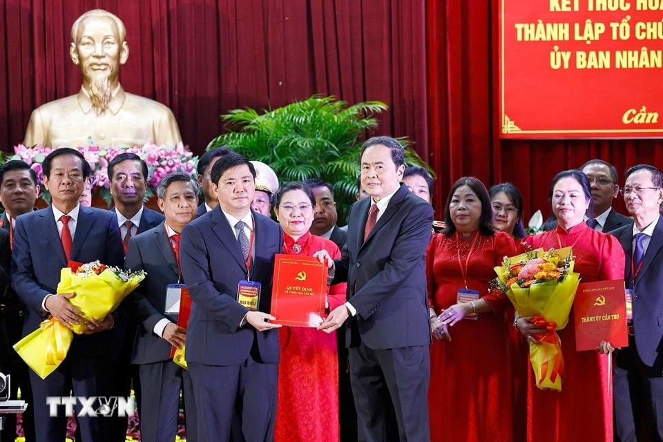 Chủ tịch Quốc hội Trần Thanh Mẫn trao Nghị quyết của Ủy ban Thường vụ Quốc hội chỉ định Trưởng đoàn, Phó Trưởng đoàn Đại biểu Quốc hội đơn vị thành phố Cần Thơ. (Ảnh: Doãn Tấn/TTXVN)