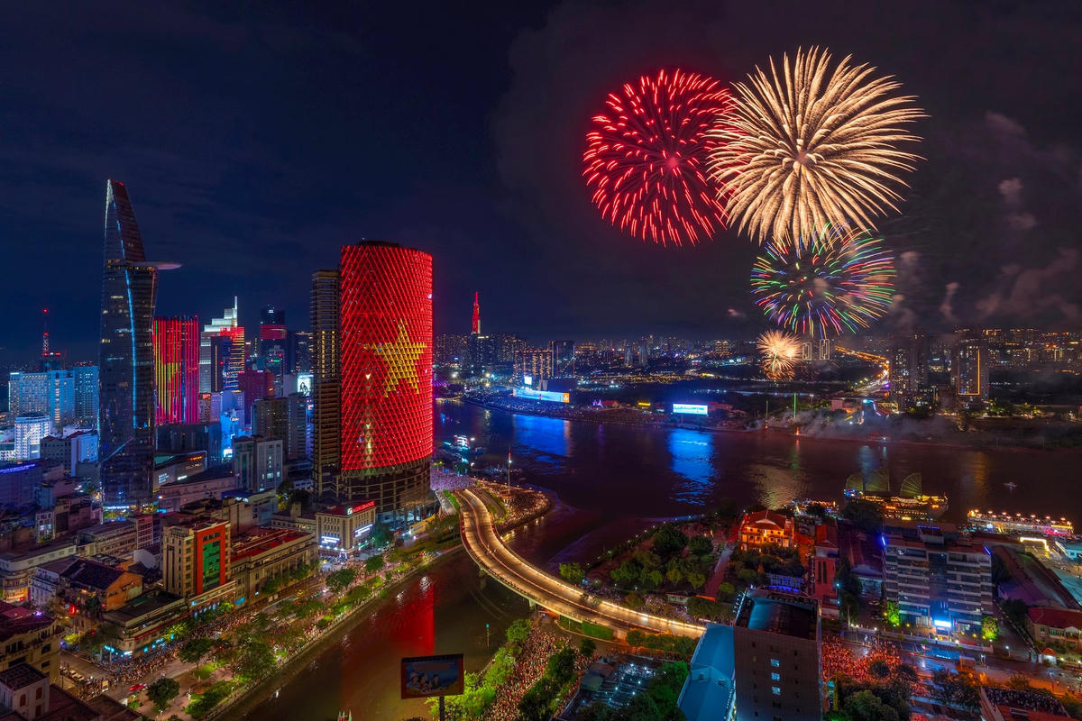 Sài Gòn rực rỡ cờ hoa