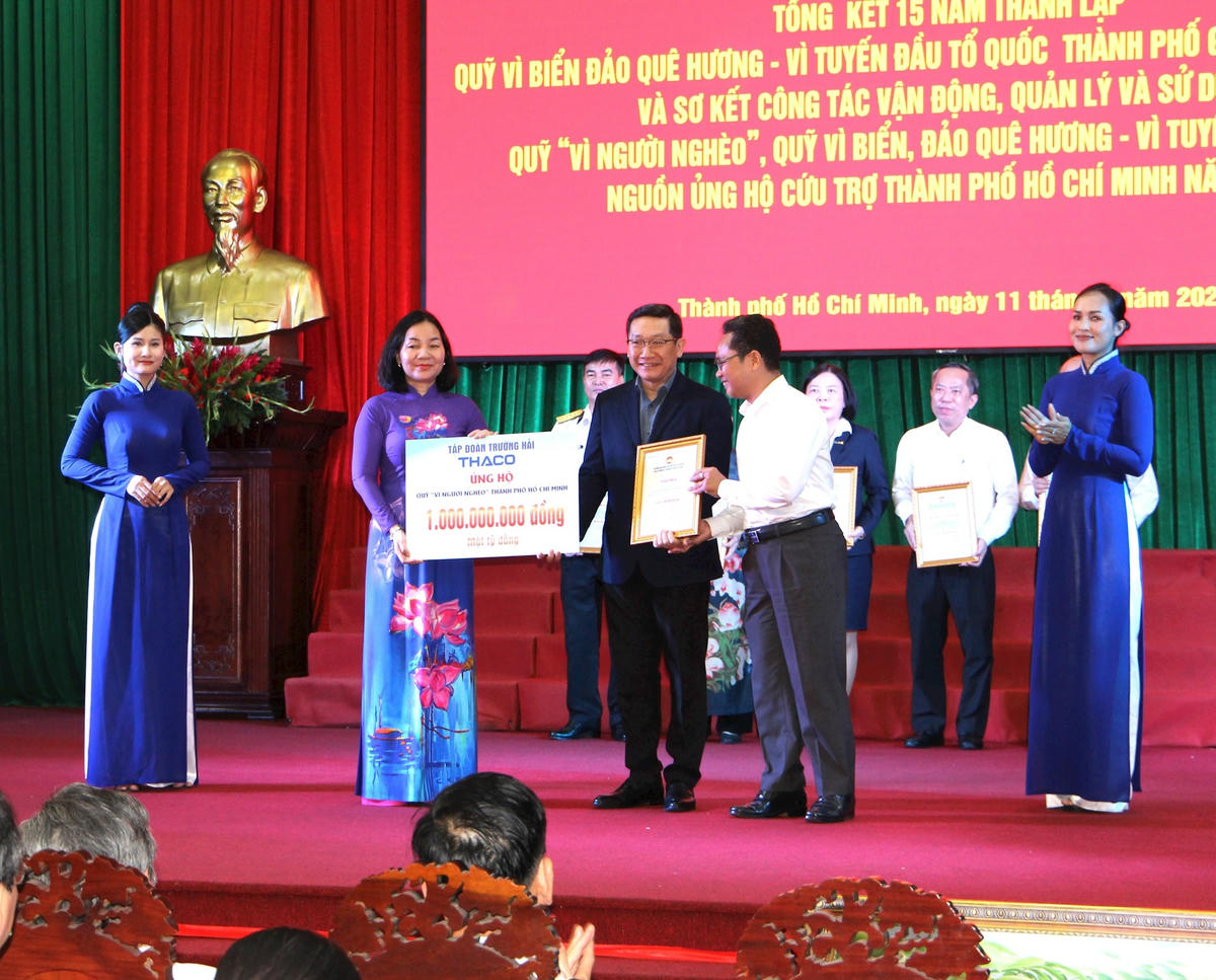 trao bảng ủng hộ cho mt (1)