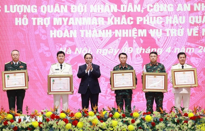 Thủ tướng Phạm Minh Chính trao Huân chương Bảo vệ Tổ quốc cho các tập thể, cá nhân có thành tích trong hỗ trợ Myanmar khắc phục hậu quả động đất. (Ảnh: Dương Giang/TTXVN) ttxvn-thu-tuong-tuyen-duong-myanmar-4.jpg