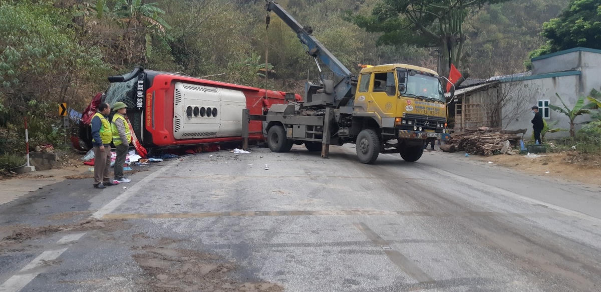 Lái xe khách hết hạn đăng kiểm gây tai nạn ở Hòa Bình có thể bị phạt tù từ 7 - 15 năm.