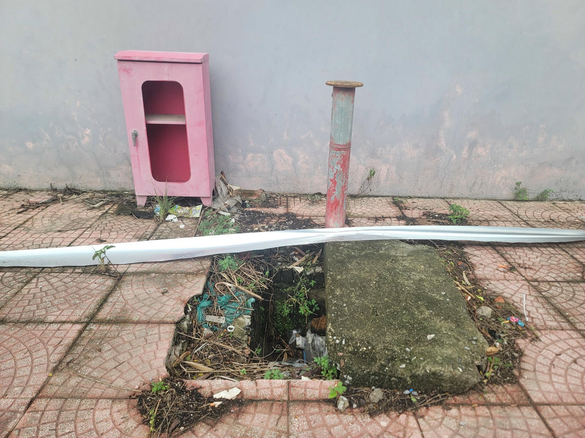 Tủ đựng thiết bị phòng cháy chữa cháy đã bị hư hỏng, các hạng mục xuống cấp.