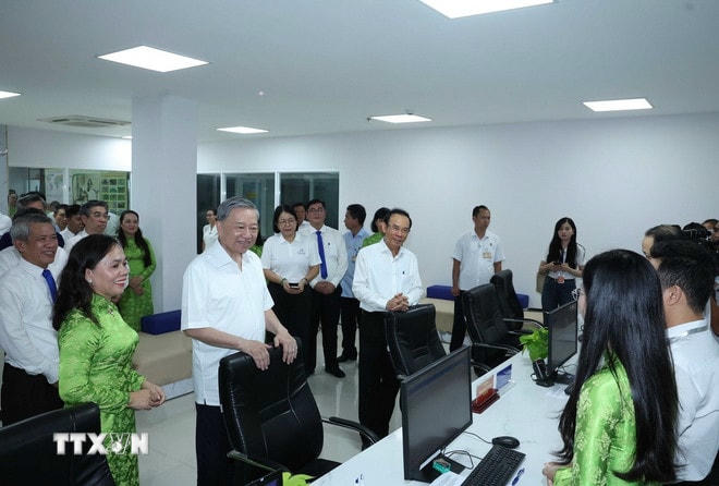 Tổng Bí thư Tô Lâm thăm, khảo sát thực tế tại Trung tâm dịch vụ hành chính công phường Xuân Hoà, Thành phố Hồ Chí Minh. (Ảnh: Thống Nhất/TTXVN) ttxvn-tong-bi-thu-to-lam-khao-sat-tai-thanh-pho-ho-chi-minh2.jpg