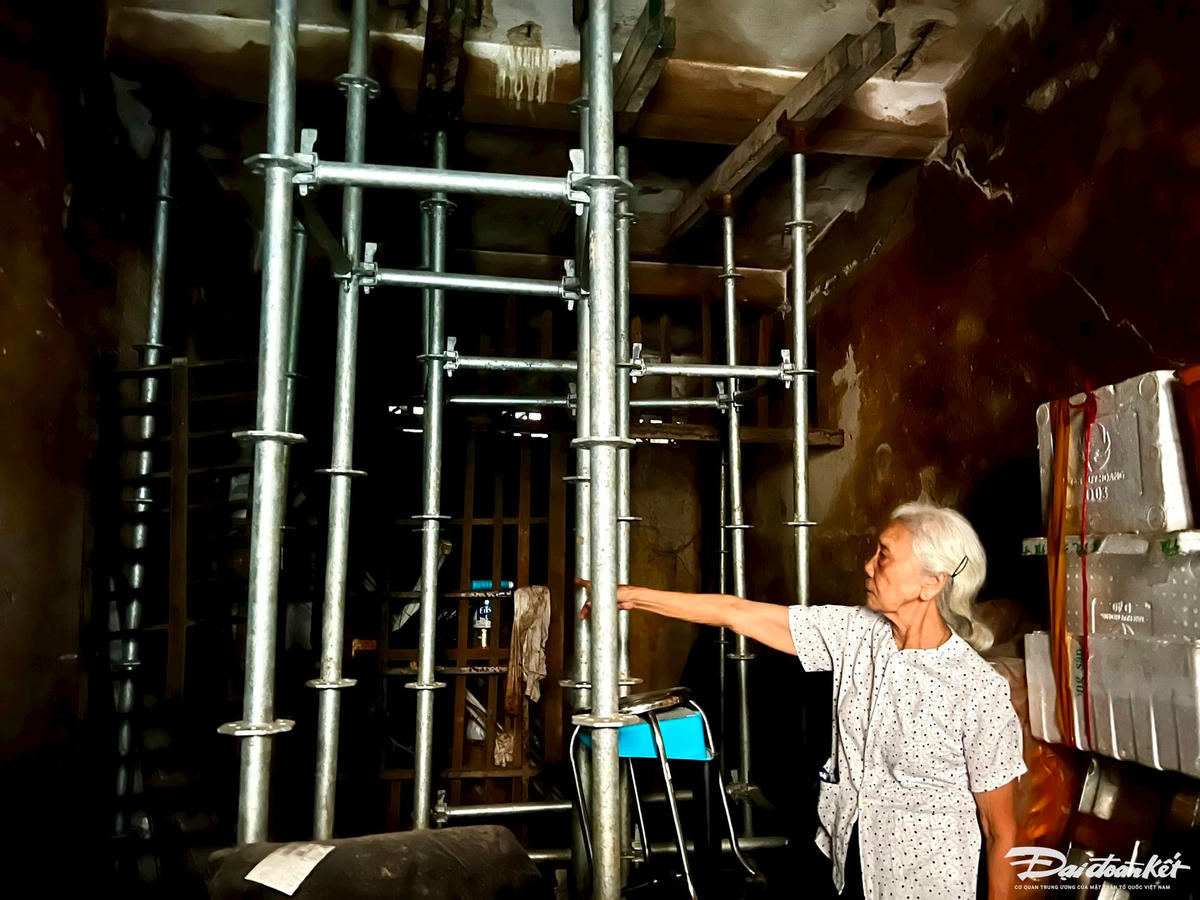 Khu bếp số 18 Phạm Bá Trực (dành cho 11 hộ dân sử dụng chung) bị ảnh hưởng nghiêm trọng, nhà thầu thi công đã phải gia cố, chống sắt để tránh đổ, sập.