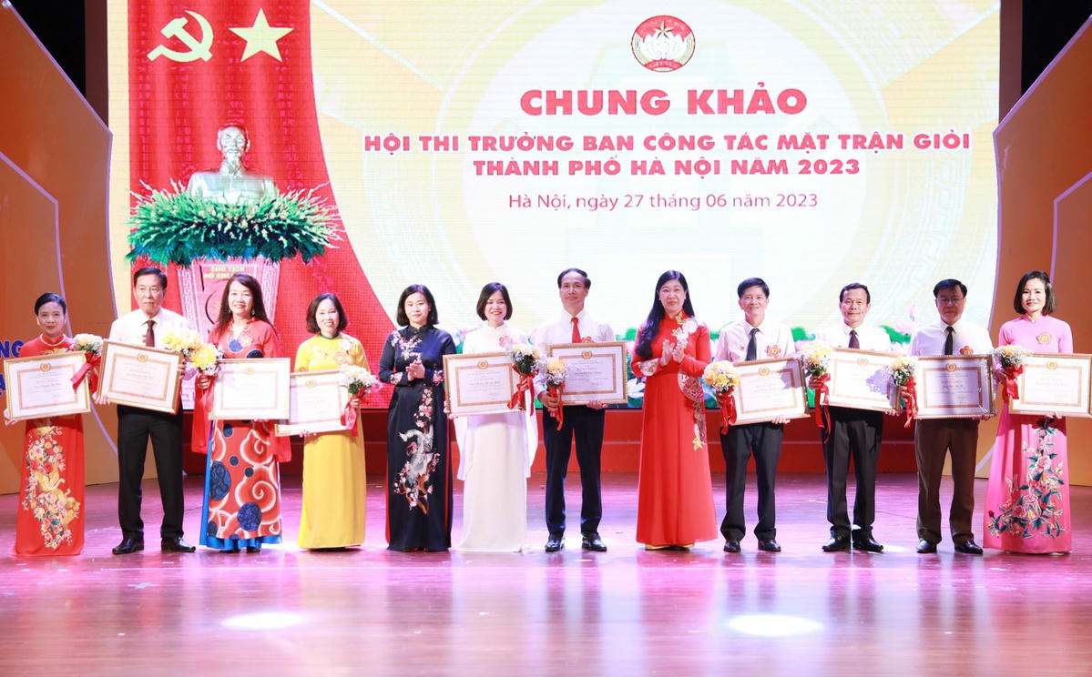 Phó Bí thư Thường trực Thành ủy Hà Nội Nguyễn Thị Tuyến và bà Nguyễn Lan Hương, Chủ tịch Ủy ban MTTQ thành phố Hà Nội tặng Bằng khen của Thành ủy và hoa cho các thí sinh tham dự Hội thi.