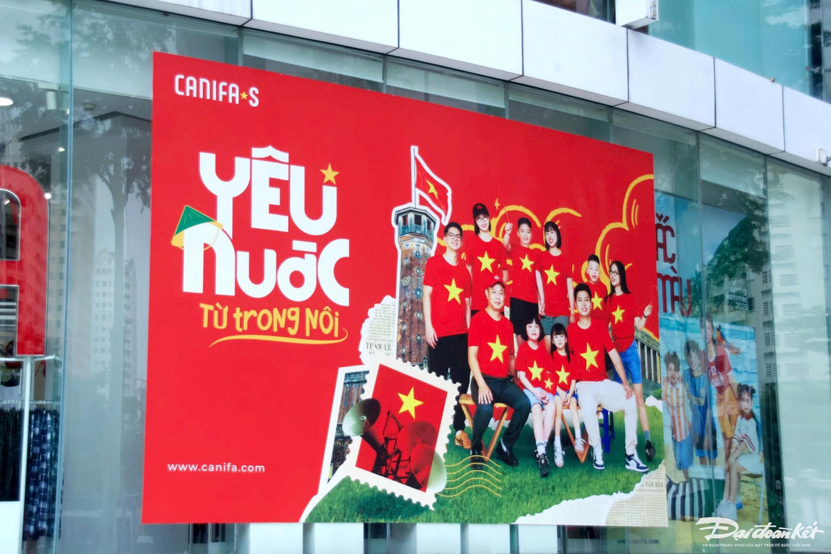 Sắc màu rực rỡ trên nhiều tuyến phố. Ảnh: Phạm Sỹ.