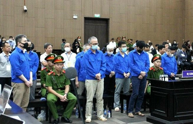 Các bị cáo tại phiên tòa xét xử.