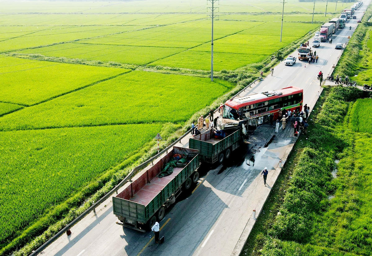 Nhận được tin báo, lực lượng CSGT Công an Hà Tĩnh phối hợp với công an địa phương có mặt tại hiện trường, phân luồng giao thông, làm rõ nguyên nhân vụ việc. Ảnh: Cẩm Kỳ