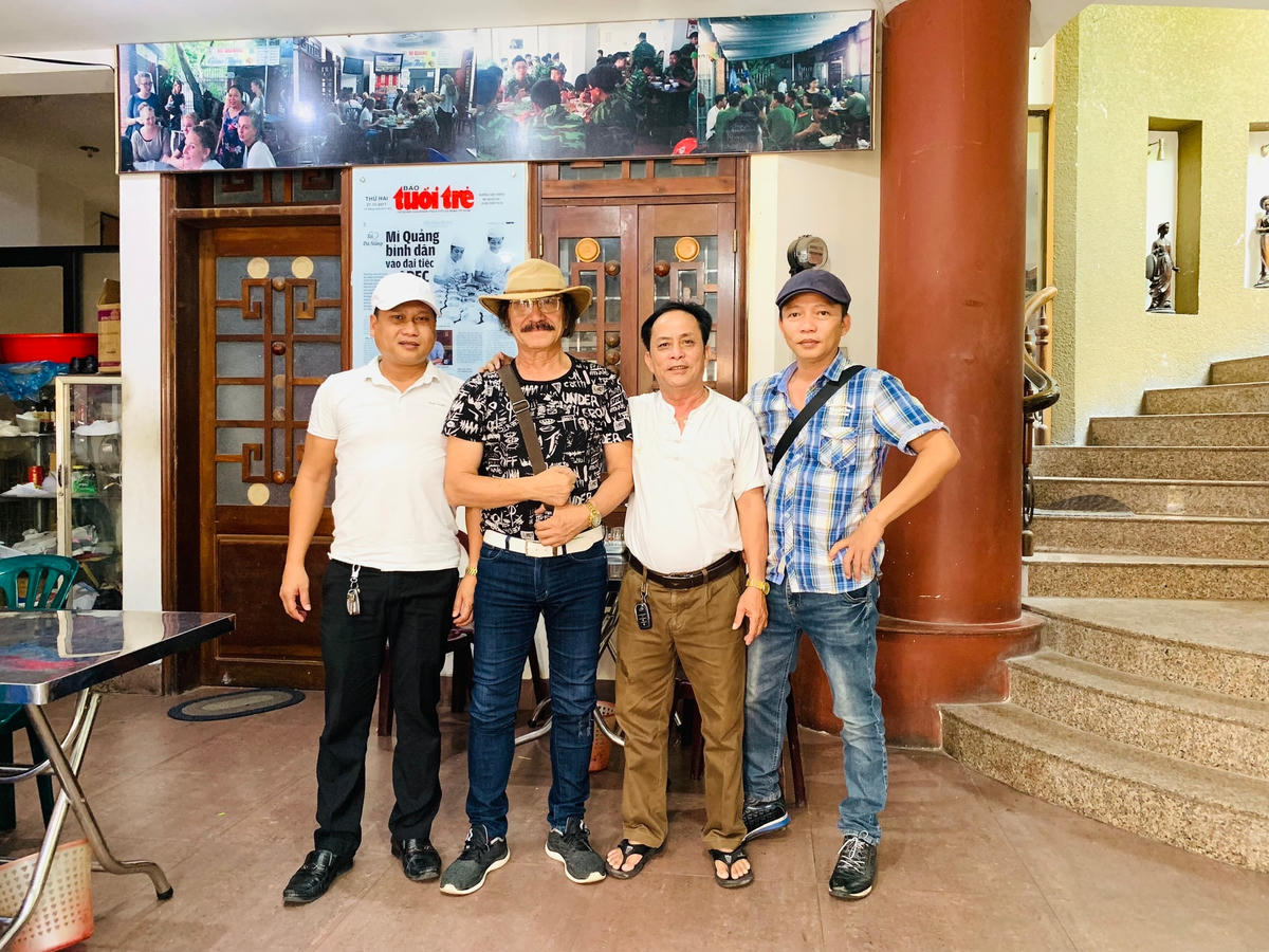 Một số nhạc sĩ, nghệ sĩ tại quán mỳ Quảng Giao Thủy của ông Tào Viết Mười ở Đà Nẵng.  