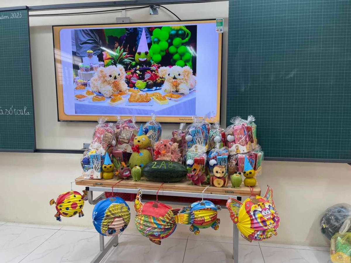 Một mâm cỗ Trung thu do học sinh và giáo viên chuẩn bị.