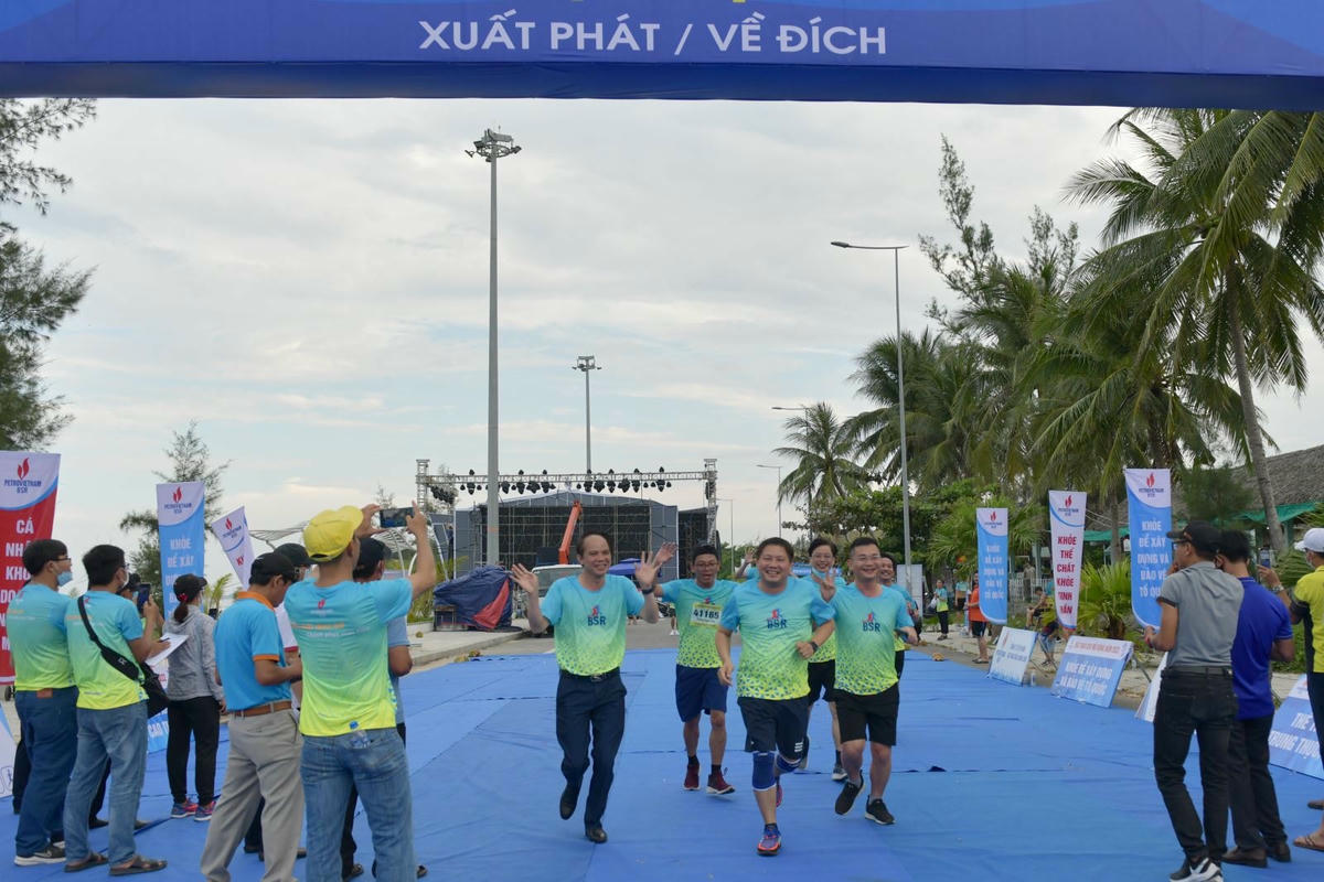 Tổng Giám đốc BSR Bùi Ngọc Dương (ở giữa) tham gia các hoạt động trong ngày hội văn hóa BSR.