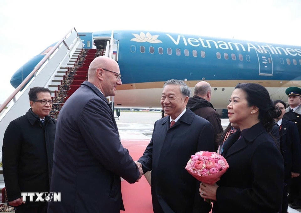 Phó Thủ tướng Nga Dmitry Chernyshenko tiễn Tổng Bí thư Tô Lâm và Phu nhân tại sân bay Vnukovo 2, thủ đô Moskva. (Ảnh: Thống Nhất/TTXVN)