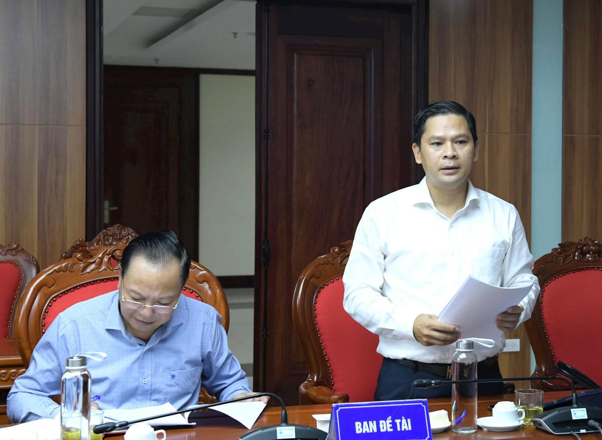 ThS. Lại Xuân Nghị - Phó Kiểm toán trưởng KTNN khu vực V - thay mặt Ban Đề tài trình bày kết quả nghiên cứu. Ảnh: Nguyễn Ly