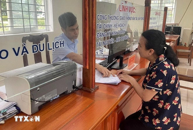 Bộ phận tiếp nhận và trả kết quả thủ tục hành chính của UBND huyện Ngọc Lặc, tỉnh Thanh Hóa. (Ảnh: TTXVN phát) ttxvn-chinh-quyen-dia-phuong-2.jpg