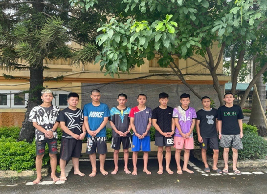 Băng cuớp nhí dùng hung khí, cướp của người dân bị Công an quận Hoàng Mai bắt giữ. Ảnh Công an cung cấp