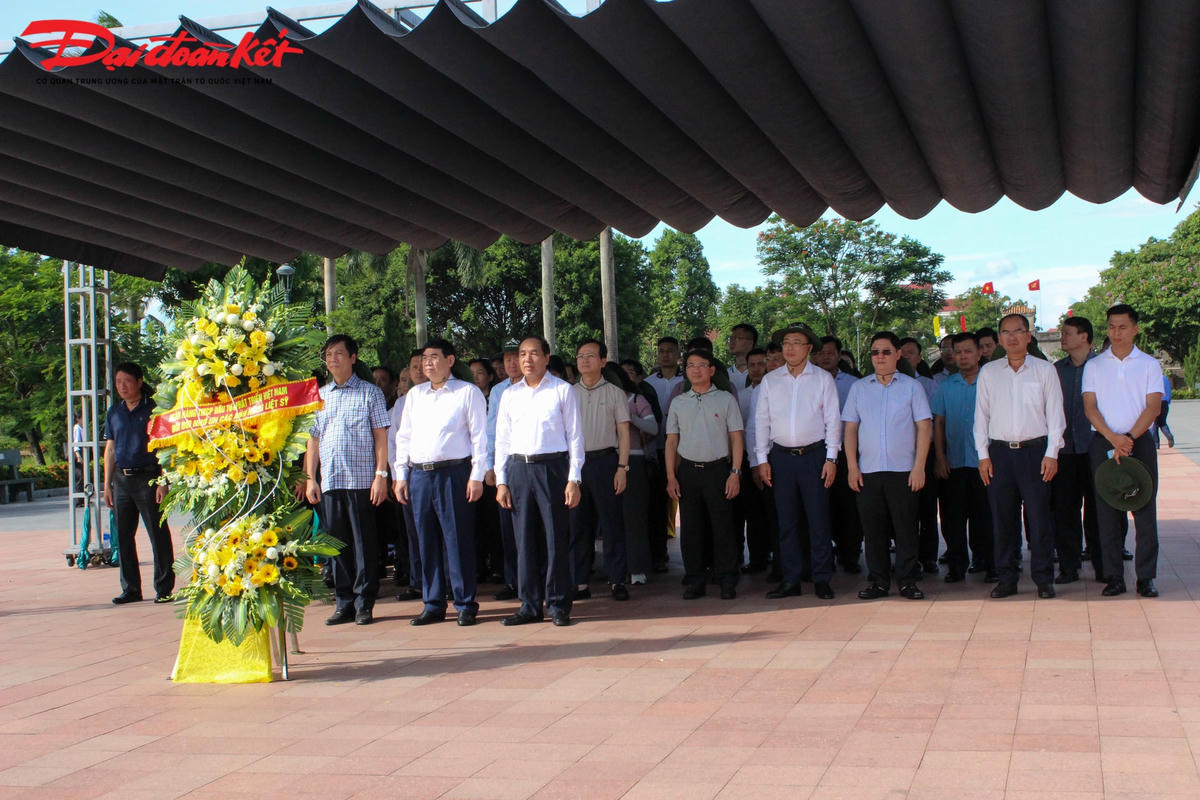 Ghi nhận một ngày tháng 7/2023, với sự sắp xếp, hướng dẫn của Ban Quản lý di tích Thành cổ Quảng Trị, từng đoàn người vào viếng rất trang nghiêm.