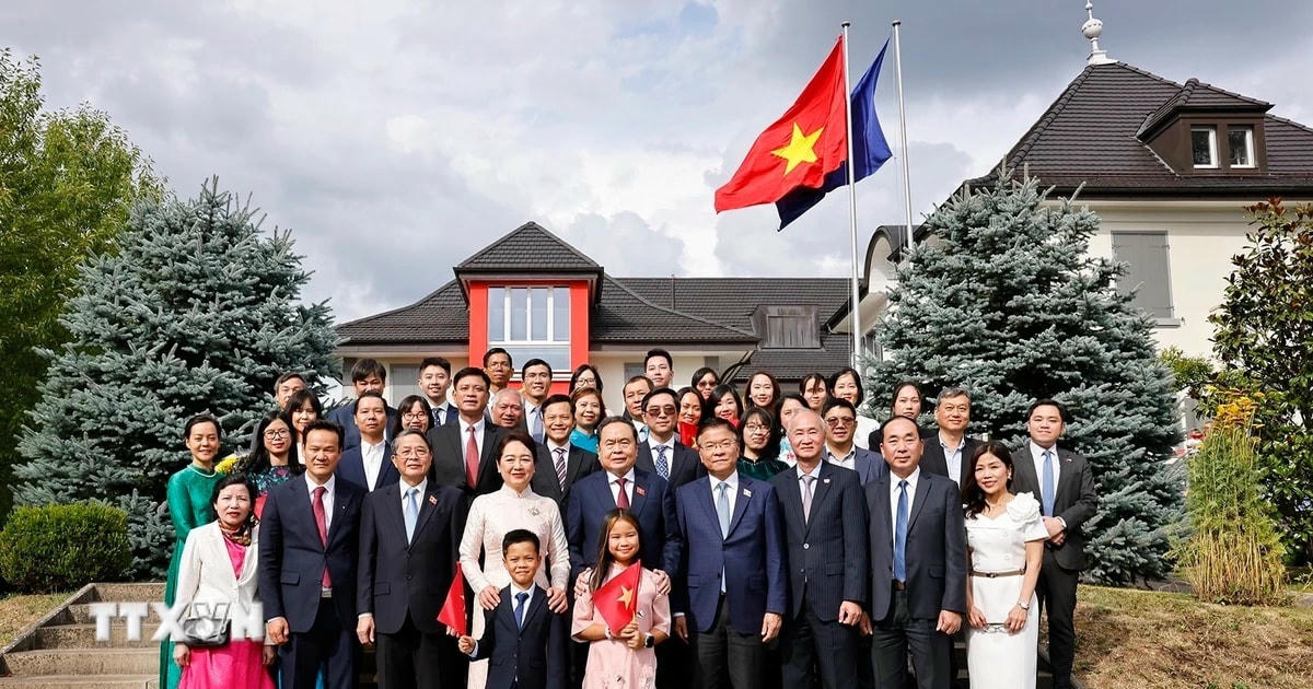 Chủ tịch Quốc hội Trần Thanh Mẫn và Phu nhân với đại biểu.(Ảnh: Doãn Tấn/TTXVN)