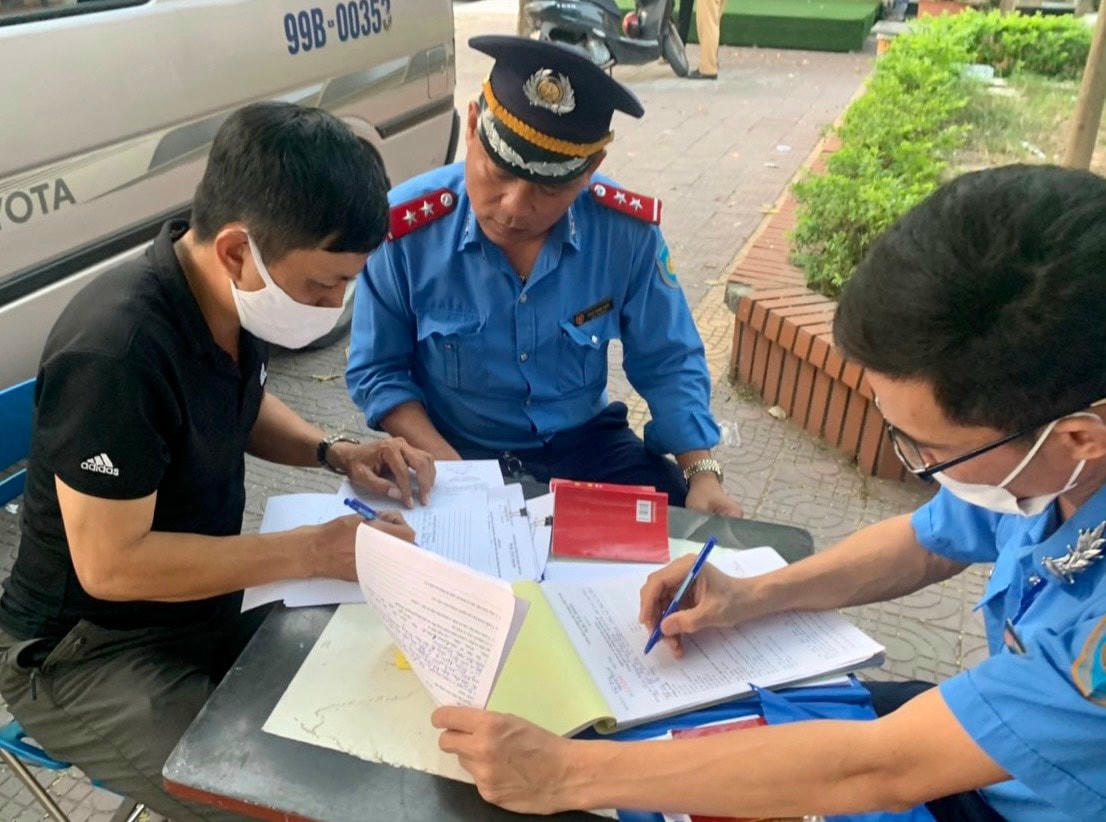 Một trường hợp vi phạm khi sử dụng phương tiện quá hạn đăng kiểm bị lập biên bản xử phạt.