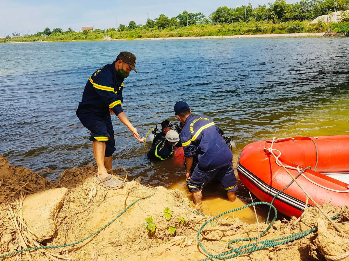Tìm thấy thi thể của nạn nhân sau gần 1 giờ đồng hồ tìm kiếm (Ảnh: Cảnh sát PCCC và CNCH Quảng Trị).