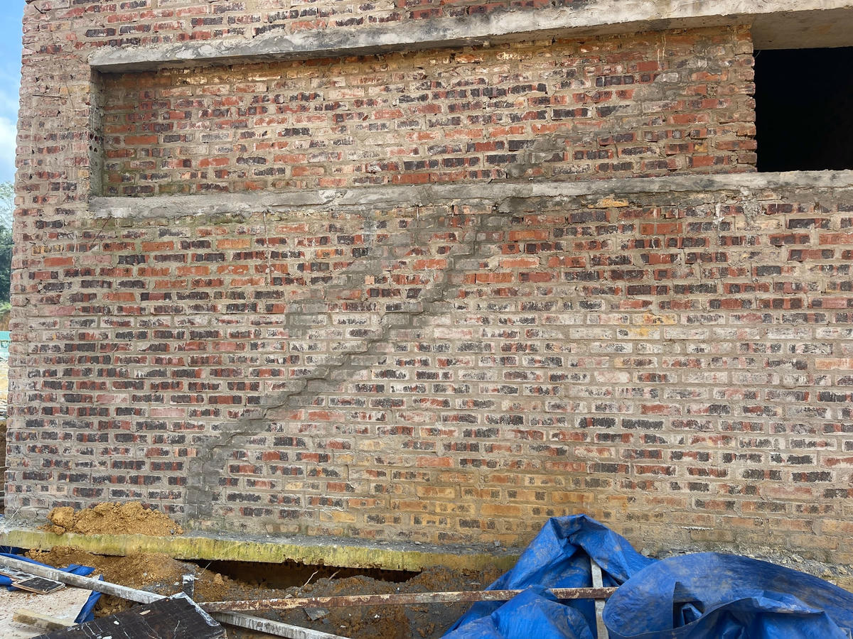 Tuy nhiên, tường đã xuất hiện nhiều vết nứt...