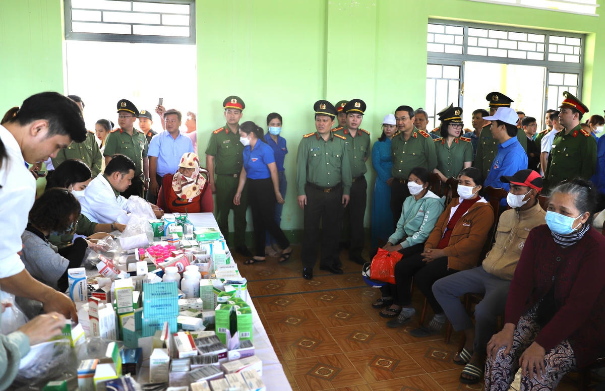 Các y, bác sĩ ngành Công an khám bệnh, tư vấn sức khỏe, cấp phát thuốc miễn phí cho người dân.