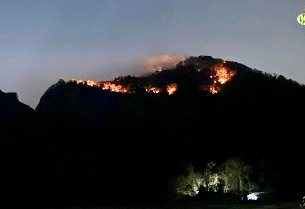 Ngọn lửa bùng phát trở lại trên núi Cô Tô tối 27/4. (Ảnh: TTXVN phát)