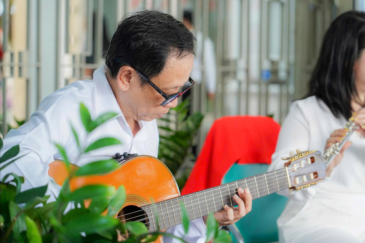 TS.BS Võ Hồng Minh Công - Phó giám đốc Bệnh viện Nhân dân Gia Định chia sẻ: “Âm nhạc không chỉ là món ăn tinh thần mà còn là liều thuốc giúp xoa dịu những lo âu, căng thẳng trong cuộc sống và quá trình điều trị bệnh