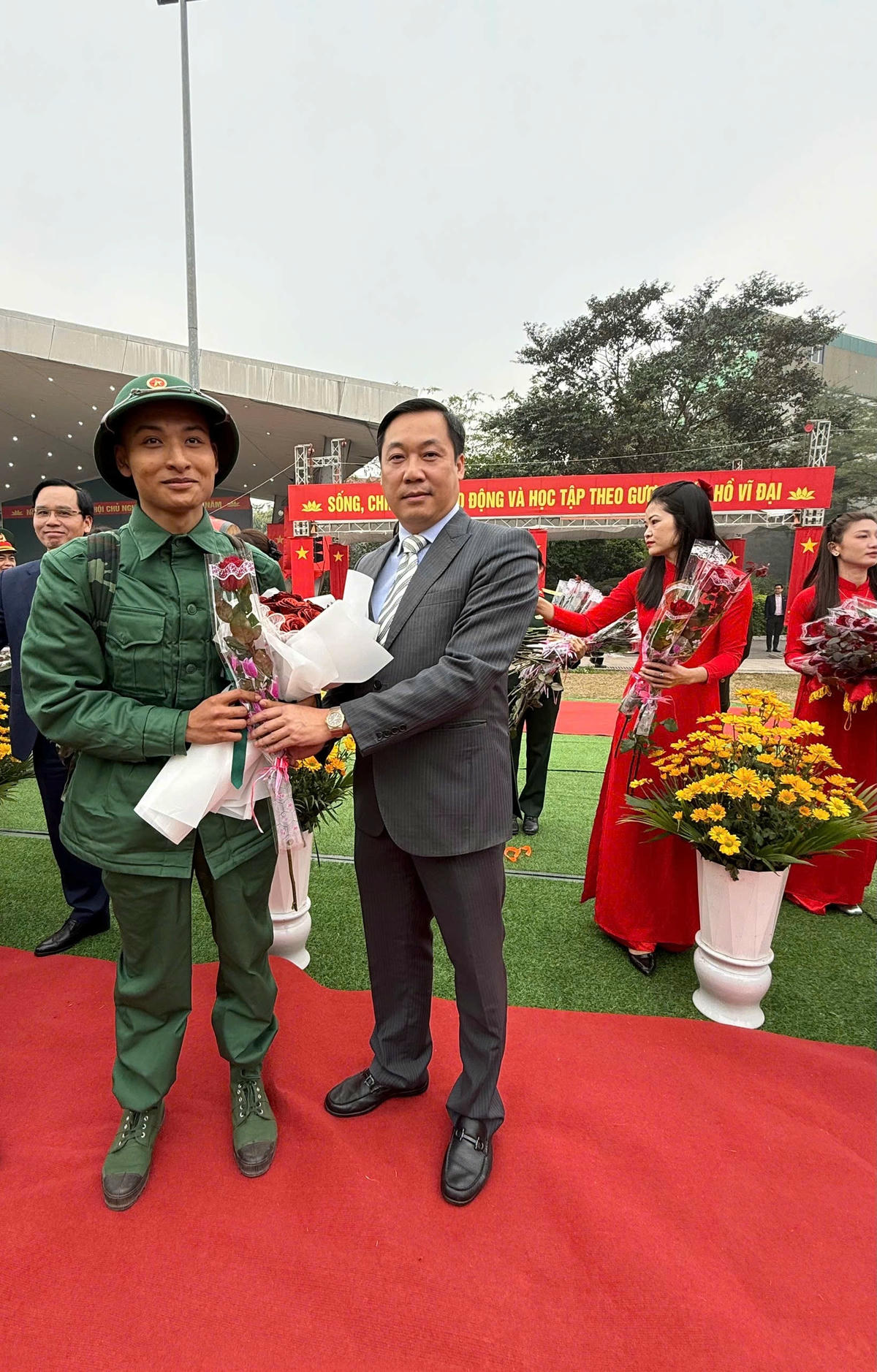 Ông Nguyễn Anh Đức, Phó Bí thư huyện ủy, Chủ tịch Ủy ban nhân dân (UBND) huyện tặng hoa các tân binh lên đường nhận nhiệm vụ năm 2025. Ảnh: Hoàng Đông.