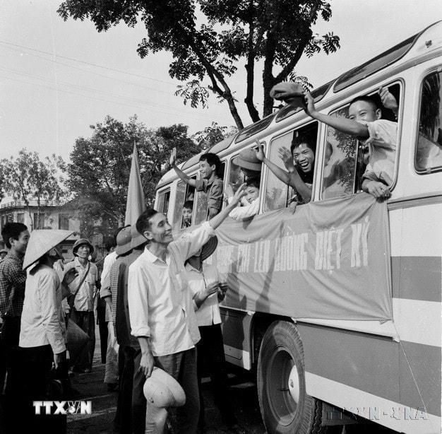 Lễ tiễn thanh niên công ty xây lắp nhà ở Hà Nội tòng quân lên đường chống Mỹ cứu nước, năm 1972. (Ảnh: Duy Nhân/TTXVN)