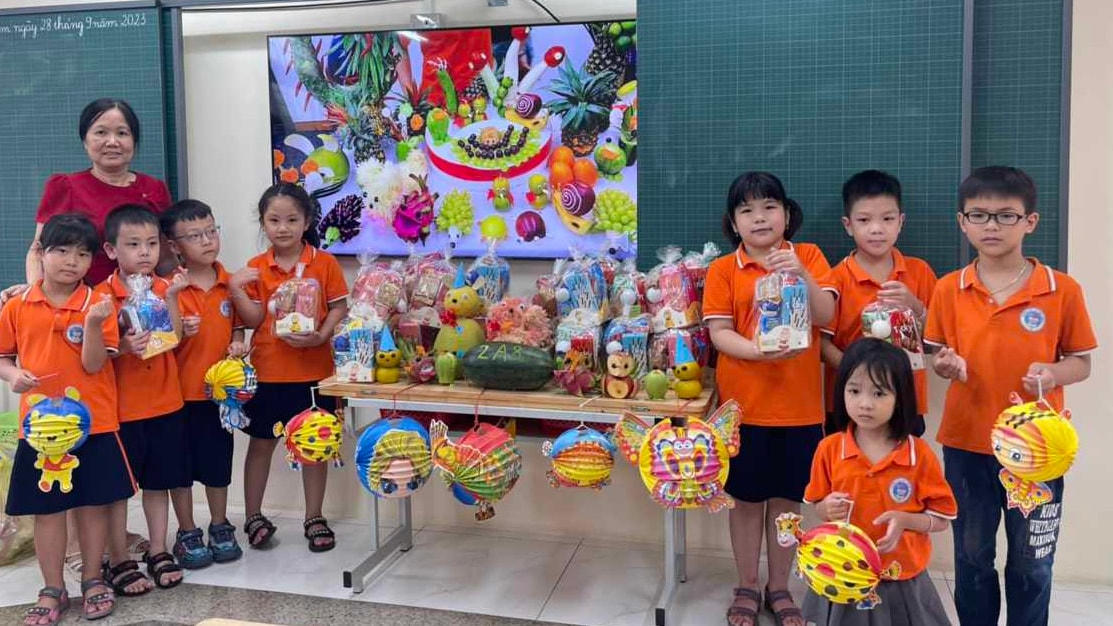 Tại Trường Tiểu học Vĩnh Quỳnh (Thanh Trì, Hà Nội), các học sinh được trang trí mâm cỗ Trung thu, tìm hiểu về ngày lễ Trung thu và phá cỗ... Các em tỏ rõ sự hào hứng, vui vẻ trong ngày đặc biệt của trẻ thơ.   