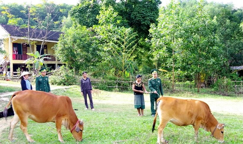 Hướng dẫn bà con dân tộc Chứt ở Bản Giàng 2 chăn nuôi, phát triển kinh tế. Ảnh: baohatinh.vn