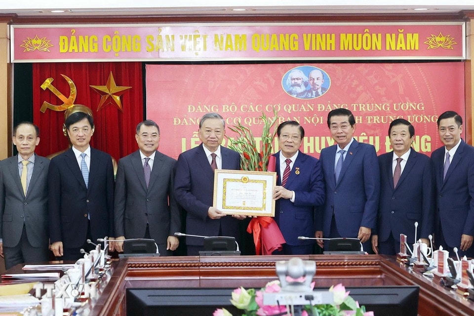 Tổng Bí thư Tô Lâm trao huy hiệu 45 năm tuổi Đảng tặng ông Phan Đình Trạc, Trưởng Ban Nội chính Trung ương. (Ảnh: Thống Nhất/TTXVN)