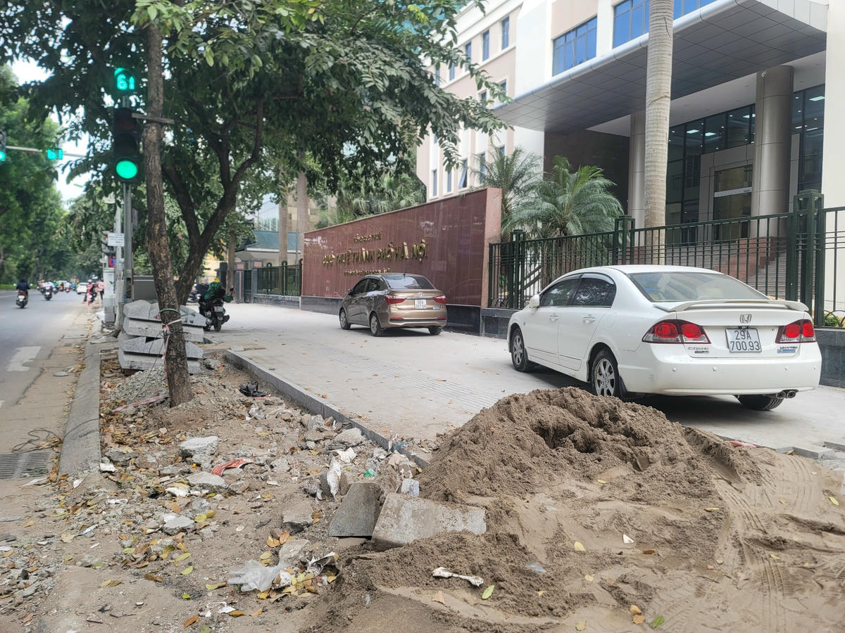 Ô tô, xe máy đỗ ngay trên vỉa hè vừa lát xong dấy lên lo ngại về mỹ quan cũng như công năng của công trình không được đảm bảo.