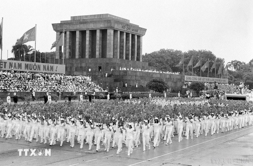 Khối thể dục thể thao diễu qua lễ đài. (Ảnh: Kim Hùng/TTXVN)