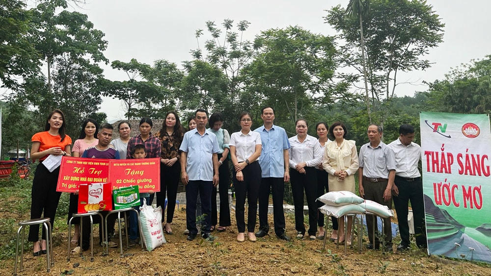 Các tổ chức, cá nhân trao kinh phí hỗ trợ và quà cho gia đình ông Ma Văn Quyết.