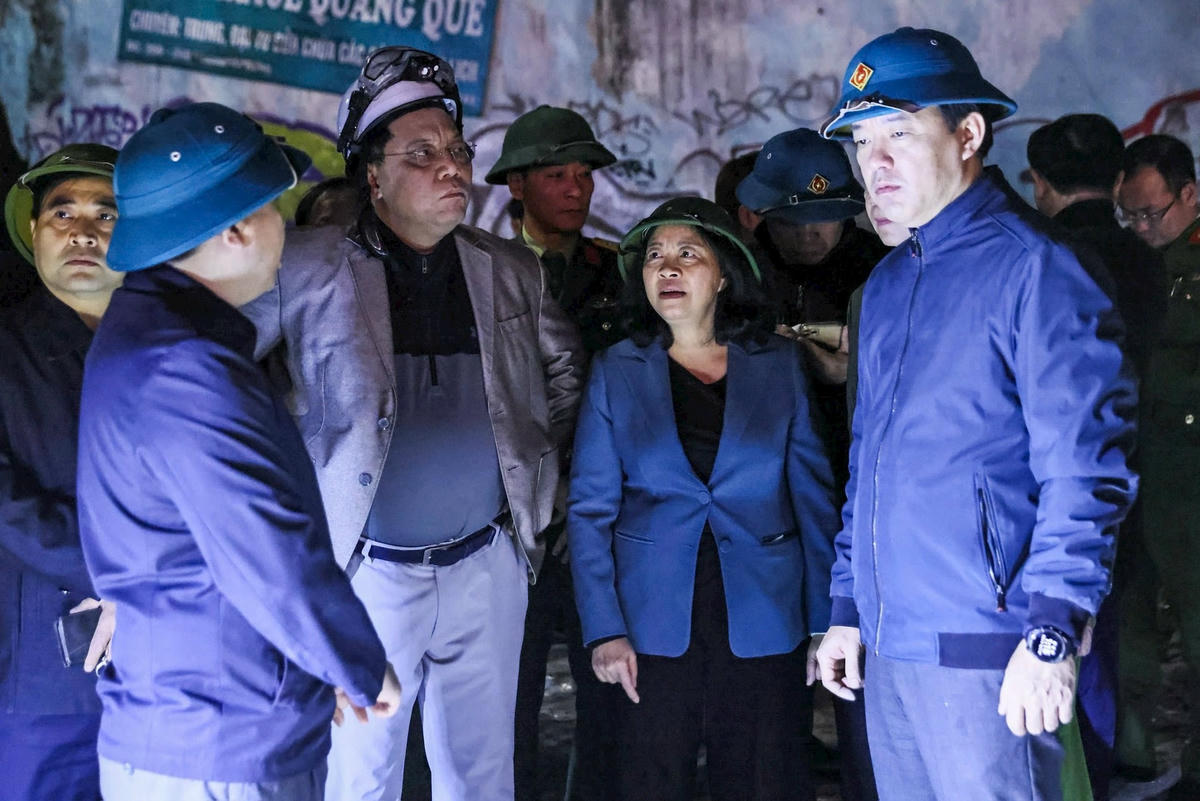 Ngay sau vụ cháy xảy ra, Bí thư Thành uỷ Hà Nội Bùi Thị Minh Hoài cùng Trung tướng Nguyễn Hải Trung - Giám đốc Công an Thành phố đã đến hiện trường kiểm tra, chỉ đạo công tác khắc phục vụ hỏa hoạn. Trung tướng Nguyễn Hải Trung cho biết, Công an Hà Nội sẽ sớm công bố nguyên nhân ban đầu của vụ cháy. Ảnh: Quang Vinh.